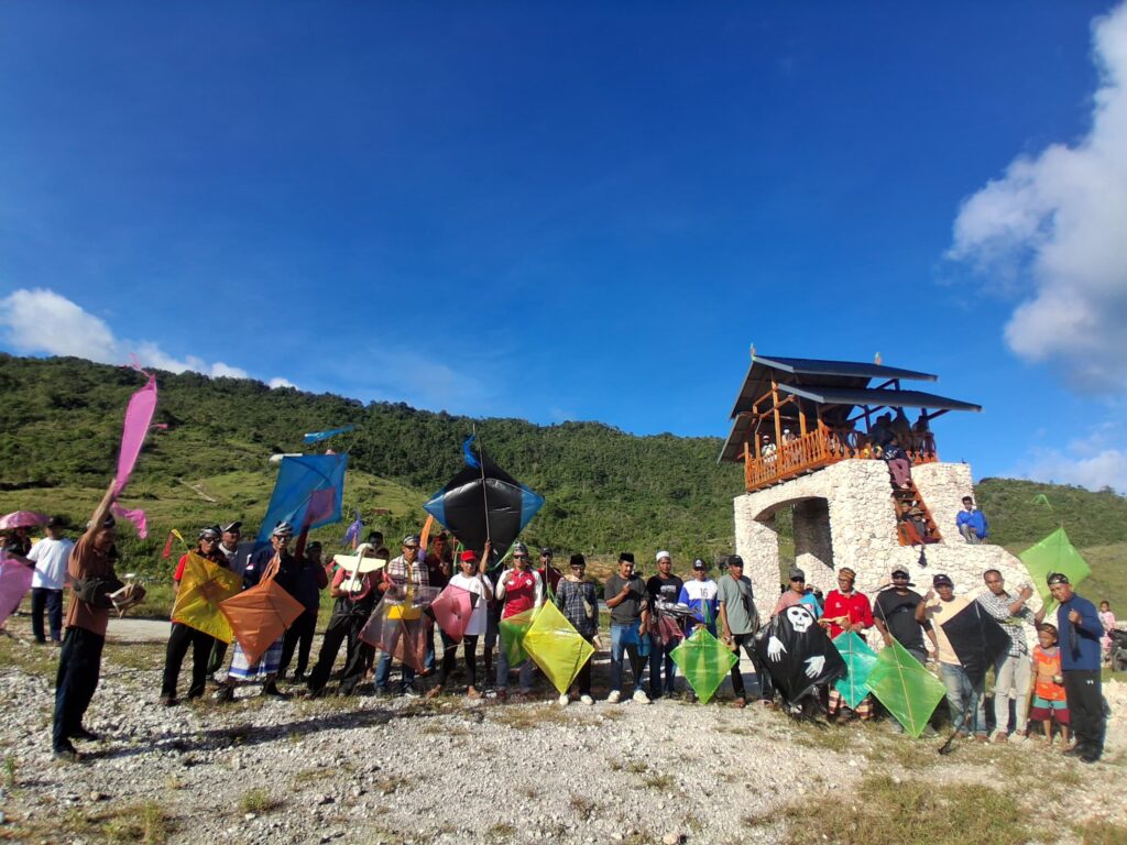 Meriahkan HUT Desa ke-15, Festival Layang-Layang Digelar di Bukit Lambau