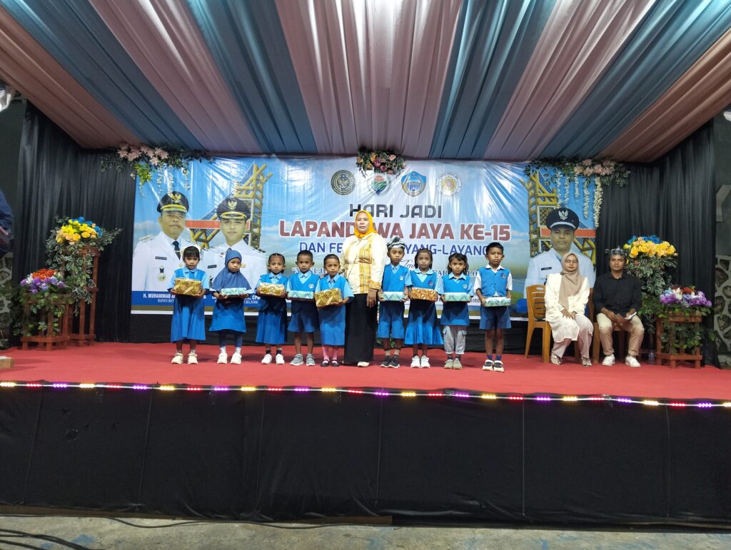Semarak HUT Desa Lapandewa Jaya ke-15, Siswa Berprestasi Terima Penghargaan
