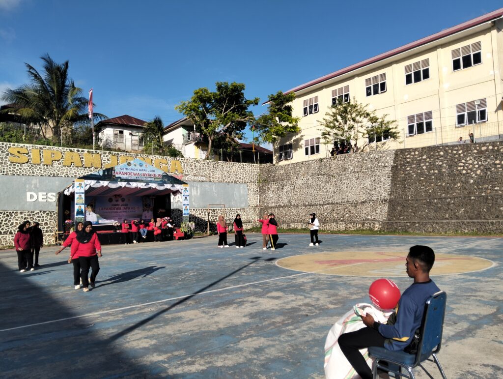 Semarak HUT Desa Lapandewa Jaya ke-15, Lomba Joget Balon Ibu-Ibu Antar-RT Meriahkan Perayaan